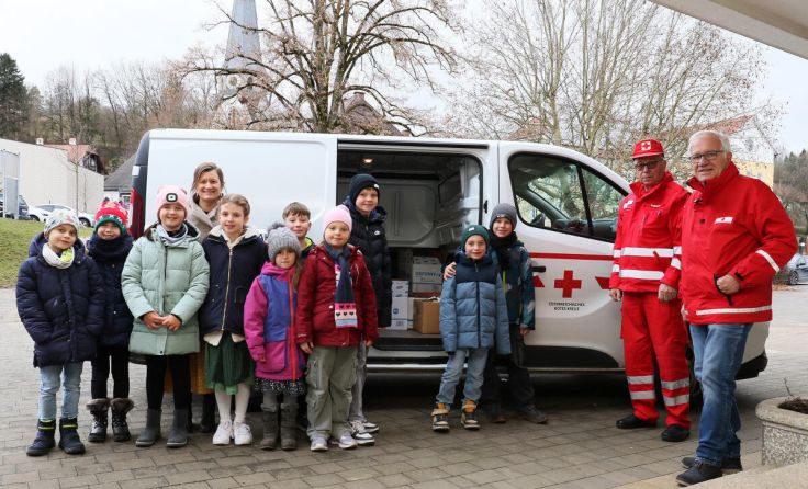 Übergabe der Waren (Foto: OÖRK/Schönberger)