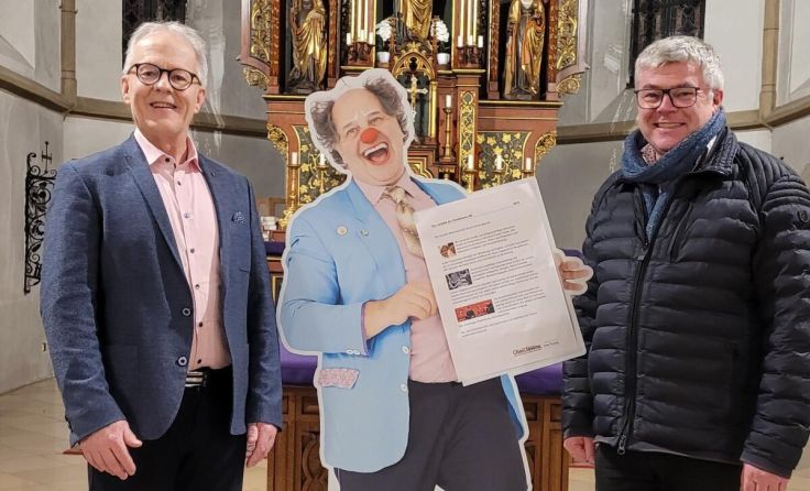 V.l.: Hans-Roland Peschke und CliniClown Uwe Marschner (Foto: LMS Seewalchen)