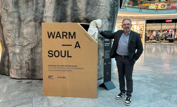 Center-Manager Thomas Krötzl vor der eigens angefertigten Spendenbox (Foto: Varena)