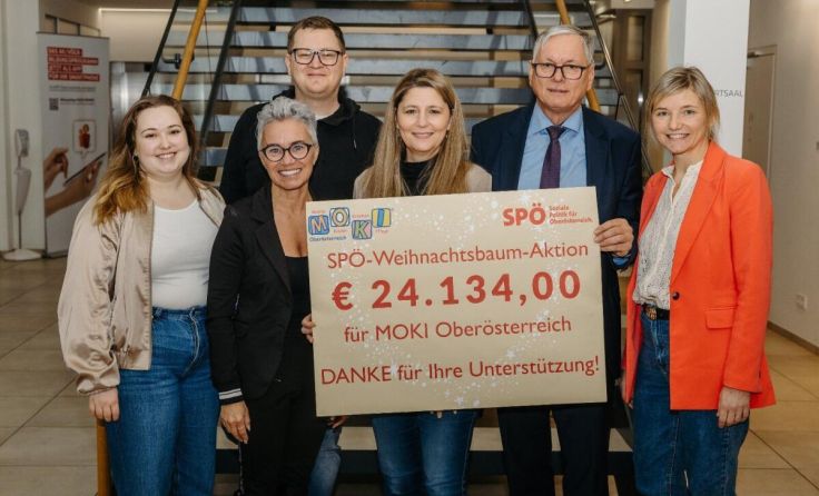 Scheckübergabe (Foto: MecGreenie)