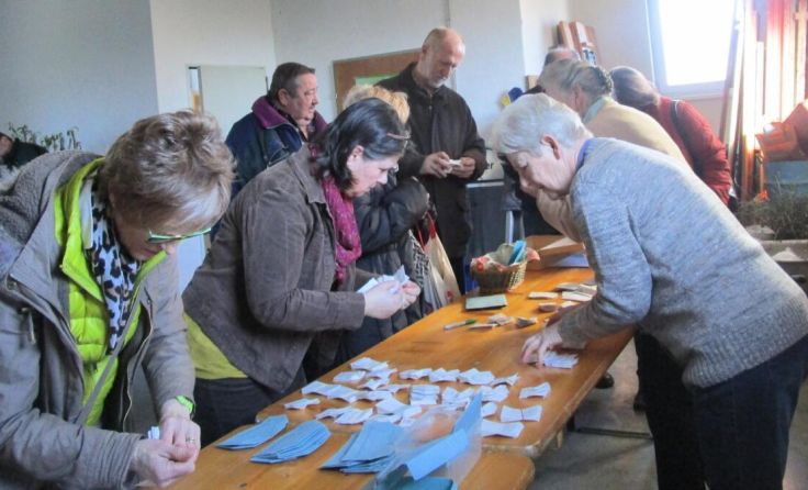 Saatguttausch (Foto: Monika Frickh)