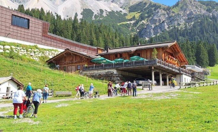 Sogar in die Berge geht es mit dem Betreuten Reisen. (Foto: OÖRK/Vöcklabruck/privat)