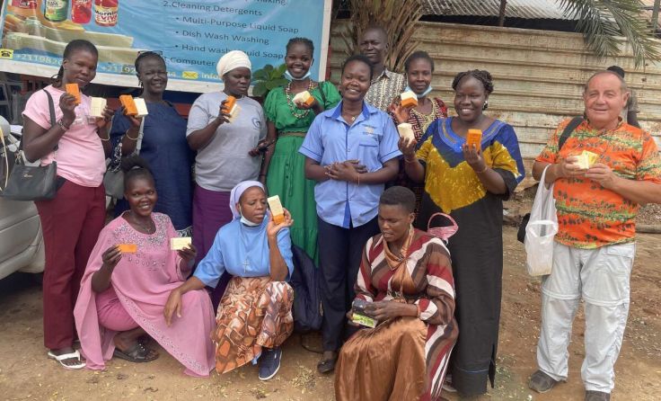 Frauen stellen selbst Seifen her (Foto: ProSudan /Dr. Hans Rauscher)