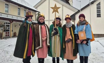 Sternsinger trotzen Wetter bei der Dreikönigsaktion in Frankenburg