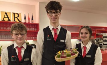 Vöcklabrucker Schüler im Einsatz beim Wiener Opernball