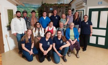 Theatergruppe Frankenburg zeigt Komödie „Wer nicht wirbt, der stirbt!“