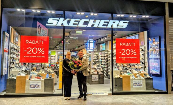 Center-Manager Thomas Krötzl mit Filialleiterin Julia Haminger (Foto: Varena)