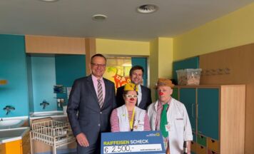 Raiffeisenbank Region Vöcklabruck spendet an CliniClowns OÖ
