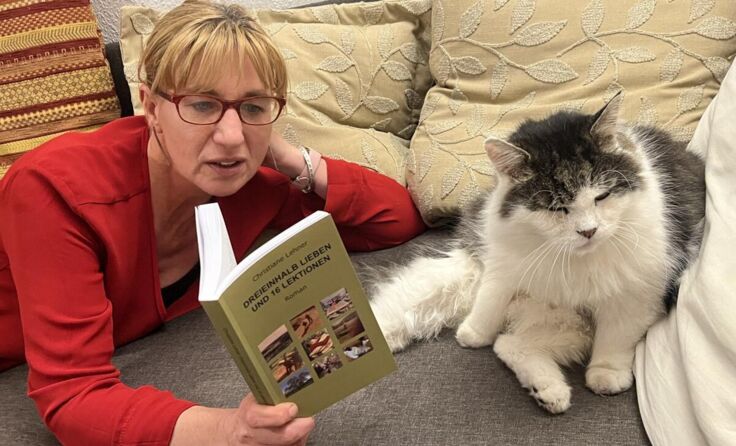 Die Autorin mit ihrem neuen Roman (Foto: privat)