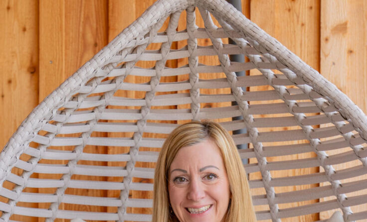 Die Autorin mit ihrem Buch (Foto: privat)