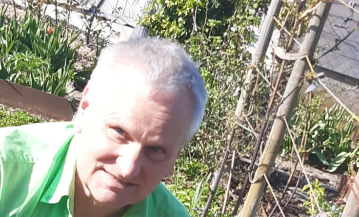 Willi Frickh mit Brokkoli im März (Foto: Peter Treibenreif)