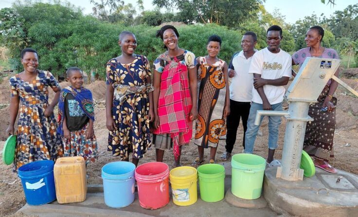 Neuer Brunnen in Tansania (Foto: Picasa)