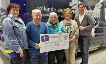Kunstkalender aus dem Bezirk Vöcklabruck bringt Spende für Rollende Engel