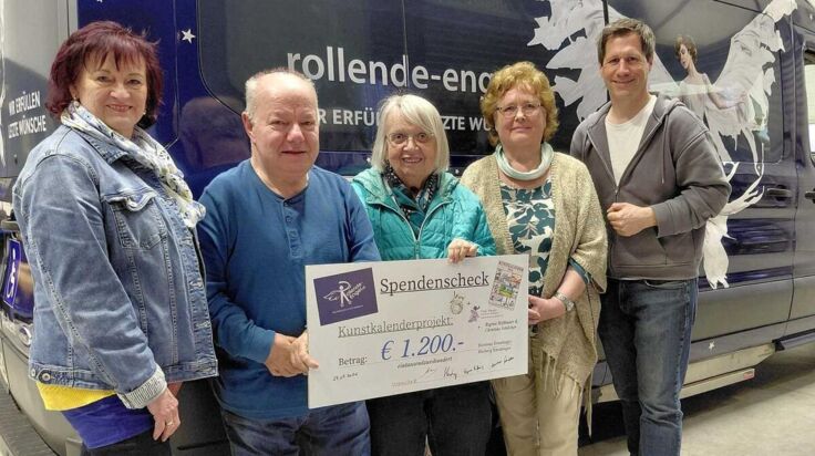 Kunstkalender aus dem Bezirk Vöcklabruck bringt Spende für Rollende Engel