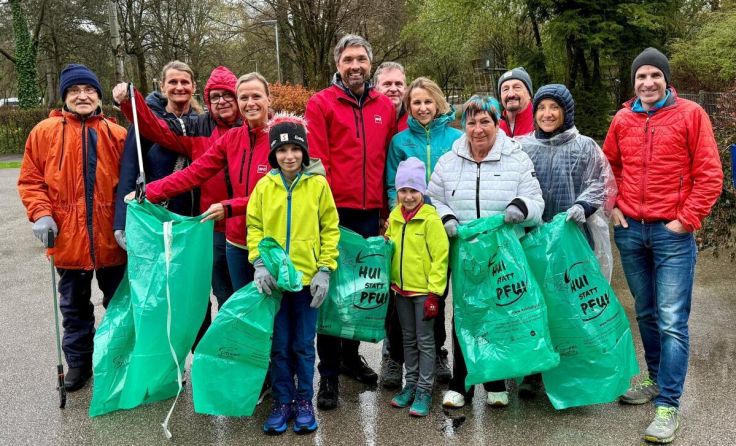 Flurreinigung vor dem Hallenbad Vöcklabruck (Foto: SPÖ Vöcklabruck)
