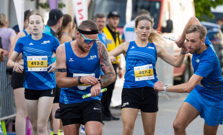 Staffelübergabe beim "Stadtlauf Duo" (Foto: Alois Huemer)