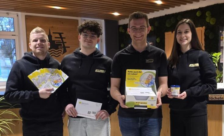 Übergabe der Typisierungsbox (Foto: JVP Seewalchen)