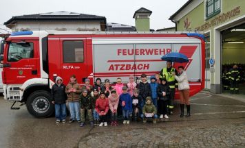 Feuerwehr Atzbach übt mit Schule und Kindergarten