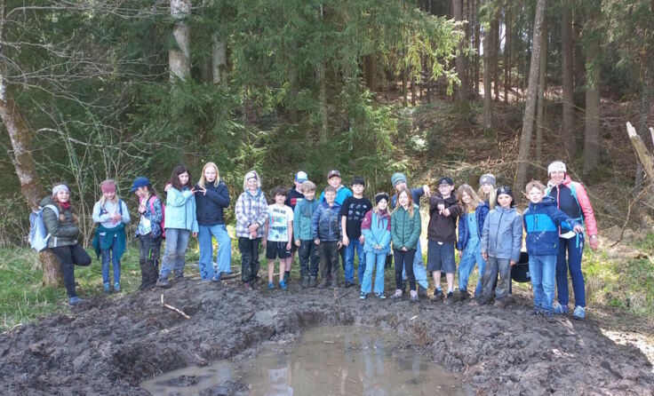 Viertklässler der Volksschule Ungenach nach der Anlage des Kleingewässers (Foto: J. Kropfberger)