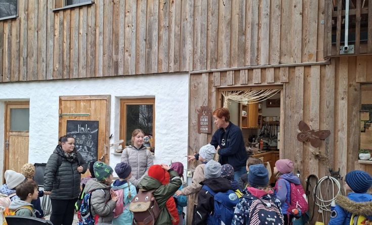 Besuch des Bauernhofes (Foto: Gemeinde)