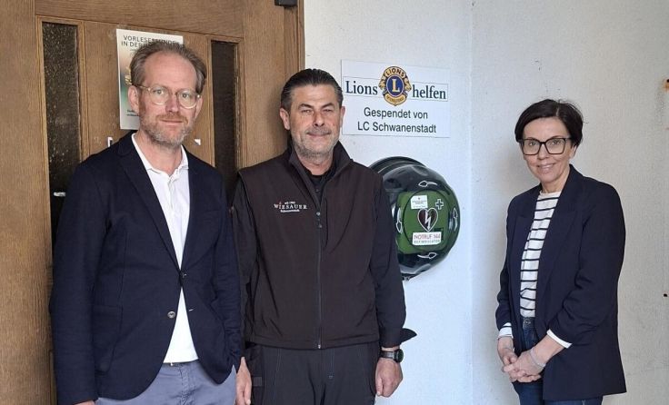 Neuer Defibrillator (Foto: Stadtgemeinde)