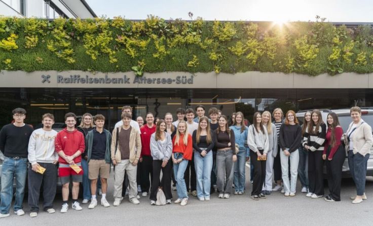 HAK Vöcklabruck zu Besuch in Nußdorf (Foto: Raiffeisenbank Attersee-Süd)