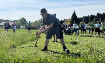 Landjugend Vöcklabruck kürte Sieger im Sensenmähen