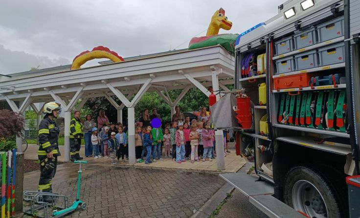 Besichtigung des Feuerwehrautos (Foto: Gemeindekindergarten)