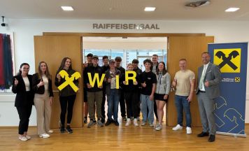 Schüler blicken hinter die Kulissen der Raiffeisenbank Region Vöcklabruck