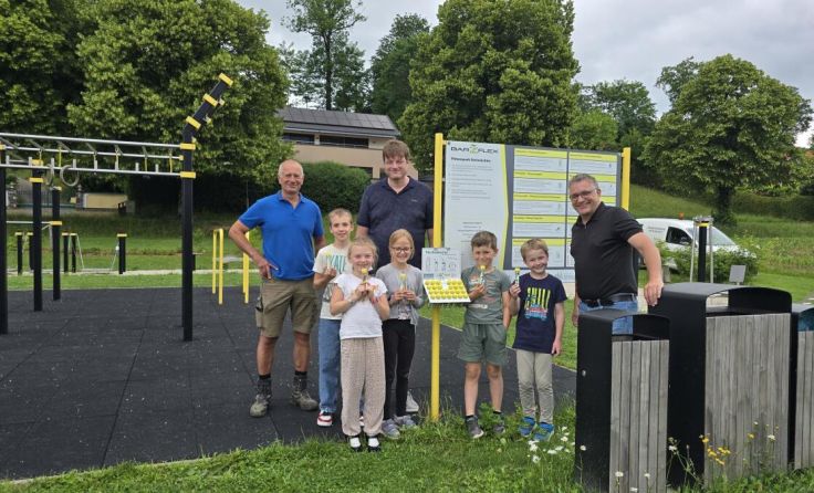 Die Montage der TAschenbecher am Fitnesspark Seewalchen. (Foto: Marktgemeinde)