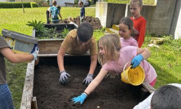 Garten der Volksschule Bruckmühl blüht wieder auf