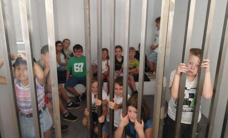 Die Schüler besuchten die Gefängniszelle. (Foto: VS)