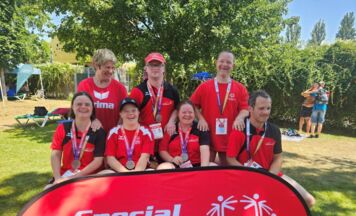 Spende für Special Olympics-Schwimmteam aus Vöcklamarkt 