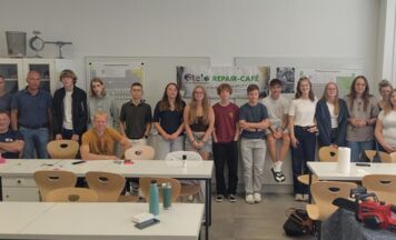 Vöcklabrucker Schüler helfen Schülern beim Reparieren