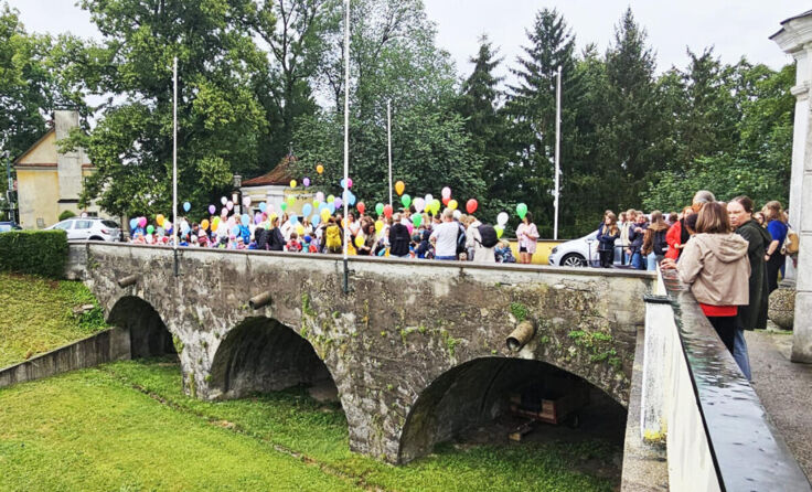 Die Schulgemeinschaft ließ Luftballons steigen. (Foto: DBS)