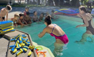 Vöcklabrucker Kinder lernen spielerisch sicher schwimmen