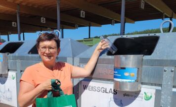 Bezirksabfallverband Vöcklabruck warnt vor Wespen bei Glascontainern