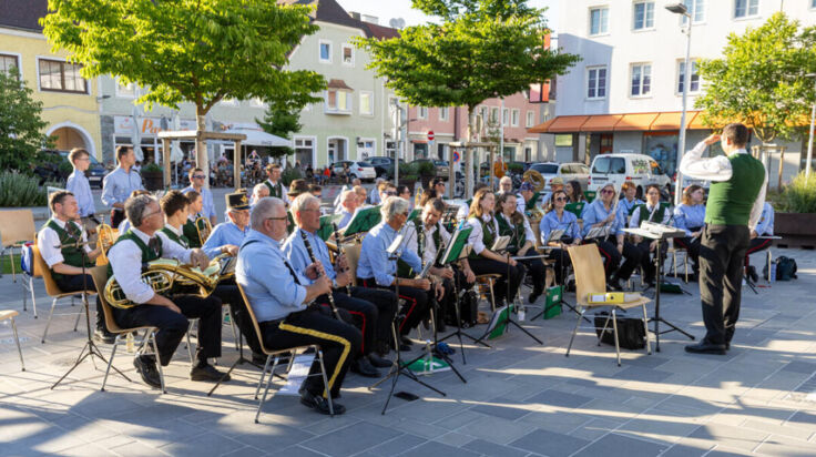 Platzkonzert in Attnang-Puchheim mit der Eisenbahner Stadtmusik