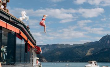Rössl Dirndlspringen feiert Premiere am Wolfgangsee