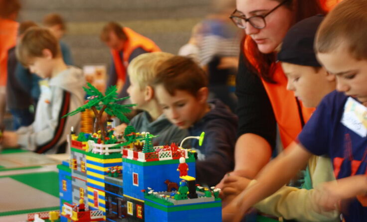 Gemeinsam eine Lego-Stadt bauen (Foto: Bibellesebund)