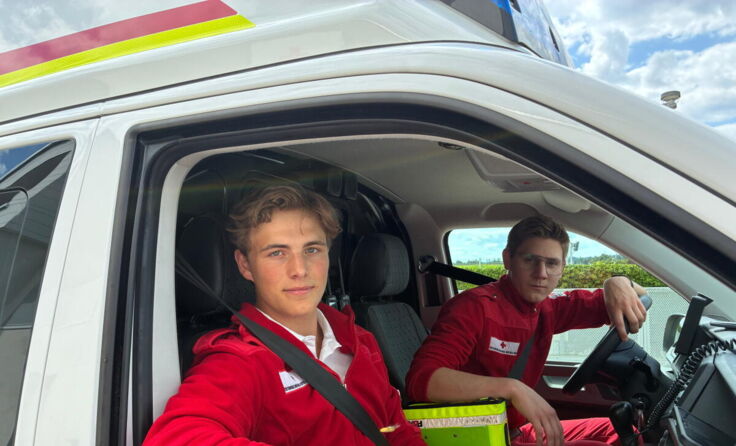 Die Zivildiener David Zoister (l.) und Florian Hainbucher. (Foto: OÖRK/Bumberger)