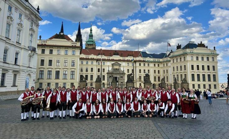 Die Musiker vor der Prager Burg (Foto: TK Fornach)