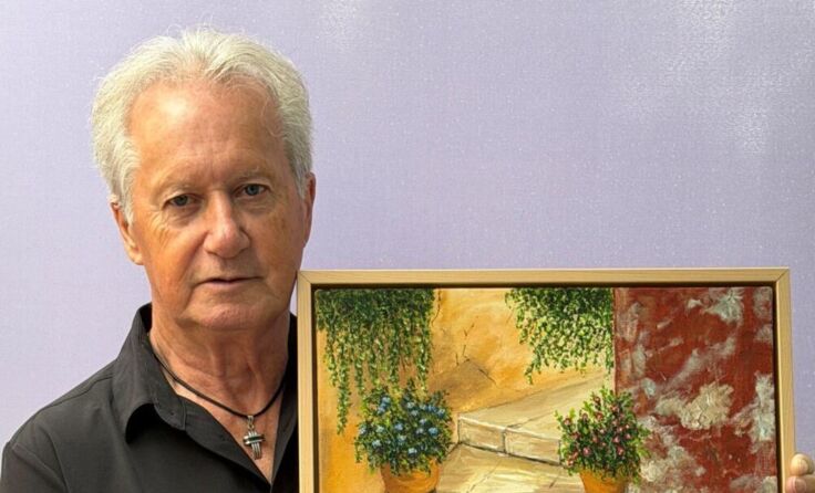 Künstler Ewald Tatschl mit einem seiner Werke (Foto: Tatschl)