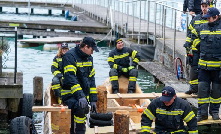 Feuerwehr unterstützt beim Versenken (Foto: Pfahlbauverein)