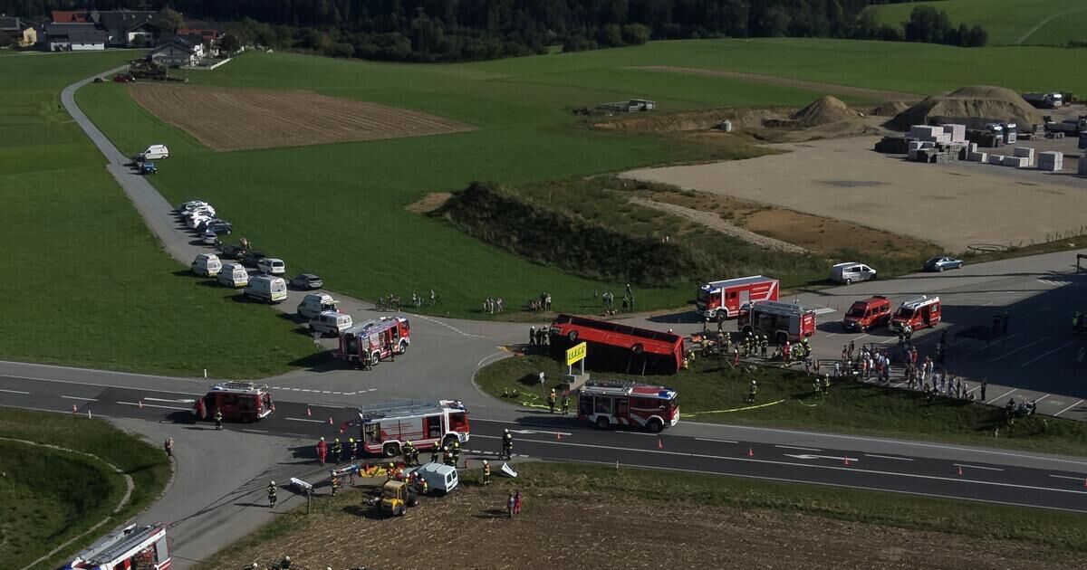 Großübung mit Reisebus fordert Einsatzkräfte in Pöndorf