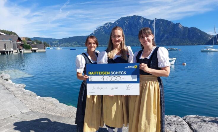 Spendenscheck (Foto: Attergauer Volkstanzgruppe)