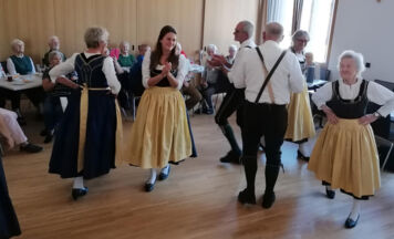 Volkstanz beim Hoagartenbankerl in Zell am Pettenfirst