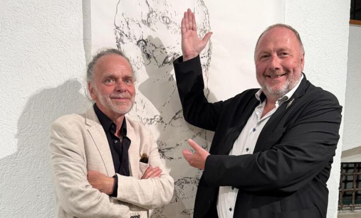 Wolfgang Schreibelmayr und Peter Assmann vor einem 12 Meter hohen Kunstwerk. (Foto: Stadtgemeinde)