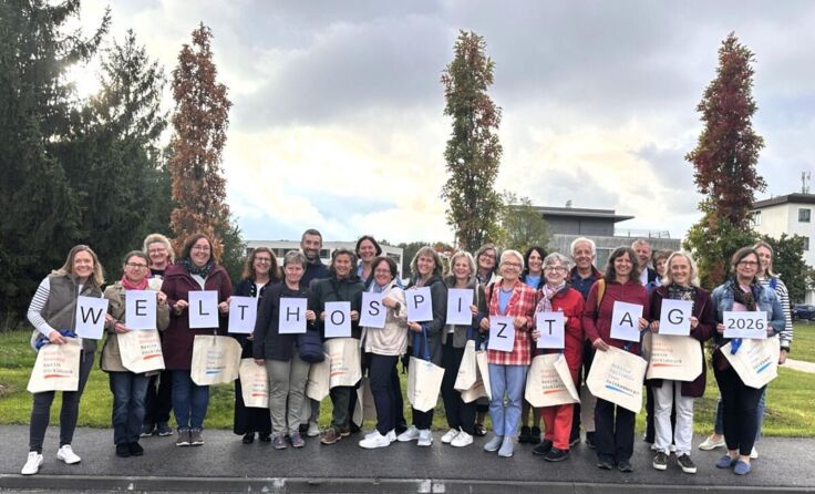 Ehrenamtliche mit den Taschen (Foto: Hospizbewegung)