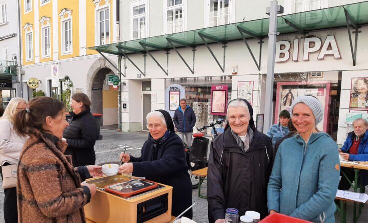 Ausschank der Klostersuppe (Foto: Armutsnetzwerk)